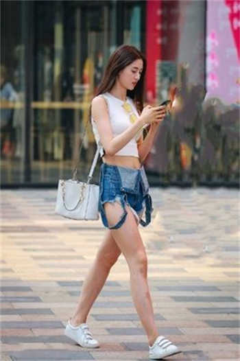 闺蜜和男友在车里打扑克