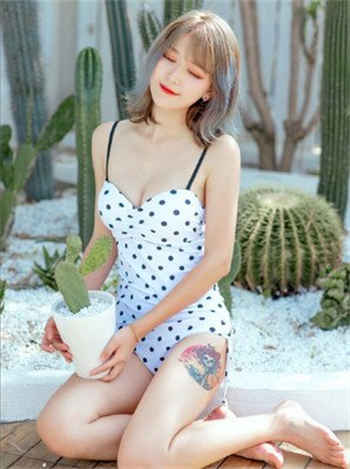 跪下喝女神尿的故事