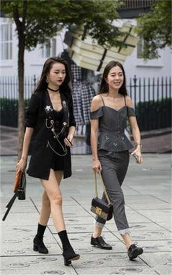 狗子与我吃瓜三段在线观看